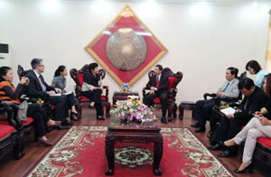 Đồng chí Bùi Văn Cửu, Phó Chủ tịch TT UBND tỉnh tiếp bà Deborah Chatsis, Đại sứ Đặc mệnh toàn quyền Canada tại Việt Nam.