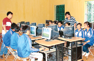 Nhà trường được đầu tư nhiều máy tính phục vụ  việc học tập, nghiên cứu của thầy, trò.