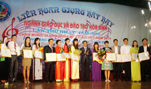 Đồng chí Nguyễn Minh Thành, GĐ Sở GD&ĐT trao giấy chứng nhận và phần thưởng cho các diễn viên đạt giải A tại Liên hoan giọng hát hay ngành GD&ĐT tỉnh lần thứ nhất.