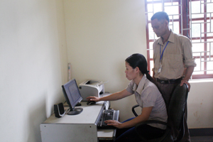 Cán bộ, công chức xã Tân Phong (Cao Phong) ứng dụng CNTT nâng cao hiệu quả công việc.