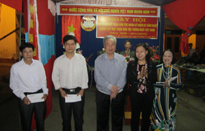 UBND phường Phương Lâm (TPHB) trao tặng giấy chứng nhận và phần thưởng cho các hộ gia đình tiêu biểu KDC 28.