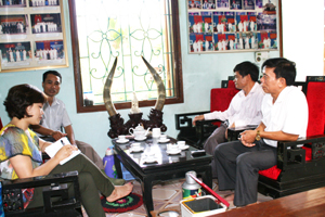 Cán bộ phòng VH-TT huyện Kỳ Sơn, xã Hợp Thịnh thăm gia đình văn hóa tiêu biểu Nguyễn Xuân Thảo, xóm Tôm.