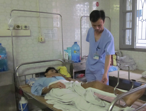 Bác sĩ Đinh Thế Hải, Phó khoa Ngoại - chấn thương (Bệnh viện Đa khoa tỉnh) kiểm tra vết thương cho bệnh nhân Đinh Công Thái.