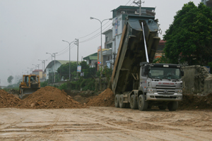 Nhà thầu đẩy nhanh triển khai thi công công trình mở rộng đê Đà Giang (TP Hoà Bình).