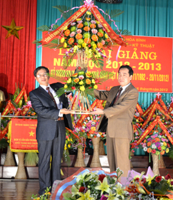 Thay mặt lãnh đạo tỉnh, đồng chí Nguyễn Văn Quang, Phó Bí thư TT Tỉnh ủy, Chủ tịch HĐND tỉnh tặng lẵng hoa chúc mừng nhà trường.

