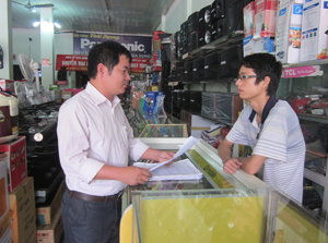 Đội kiểm tra thuế - Chi cục Thuế huyện Tân Lạc đẩy mạnh tuyên truyền tới hộ kinh doanh về thu NSNN (Ảnh tại cửa hàng điện tử Thái Dương, khu 6, thị trấn Mường Khến).
 

