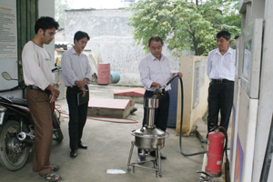 Đoàn tiến hành kiểm tra tại Cửa hàng Xăng dầu Đà Bắc, tiểu khu Lâm Lý, thị trấn Đà Bắc.