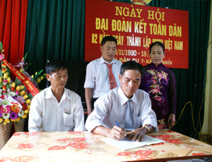 Đại diện các hộ gia đình KDC 7, xã Sủ Ngòi (TPHB) ký kết giao ước thi đua thực hiện CVĐ toàn dân đoàn kết xây dựng đời sống văn hóa ở KDC năm 2013.