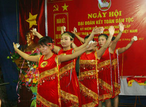 Người dân tổ dân phố 22, phường Phương Lâm (TPHB) biểu diễn văn nghệ trào mừng Ngày hội Đại đoàn kết toàn dân, năm 2012
