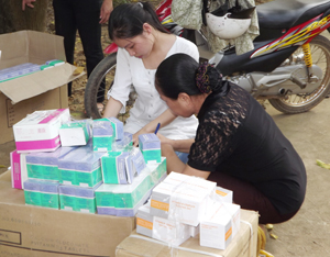 Cán bộ Trung tâm YTDP tỉnh bàn giao thuốc vitamin B Complex, vitamin 3B, canxi cho cán bộ y tế huyện Lạc Sơn.