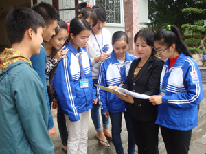 Cô giáo Nguyễn Tú Oanh, giáo viên trường PTDT Nội trú Tỉnh trao đổi bài với các em học sinh đội tuyển toán của trường.
