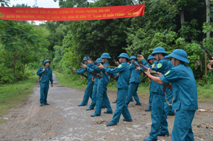 LLVT phường Tân Hòa (TPHB) diễn tập thực binh bắn máy bay bay thấp.