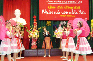 Tiết mục đạt giải xuất sắc tại liên hoan tiếng hát người giáo viên nhân dân huyện Tân Lạc.