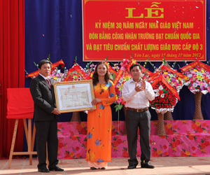 Được sự uỷ quyền của UBND tỉnh, lãnh đạo UBND huyện Yên Thuỷ đã trao bằng công nhận Trường đạt chuẩn Quốc gia cho trường THCS Yên Lạc.