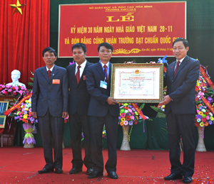 Đồng chí Bùi Văn Cửu, Phó Chủ tịch TT UBND tỉnh trao Bằng công nhận trường đạt chuẩn Quốc gia cho Trường THPT 19-5.