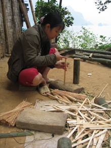 Thu nhập bấp bênh từ nông nghiệp, người dân xã Thung Nai tranh thủ lúc nông nhàn chẻ tăm tre để bán tăng thêm thu nhập.