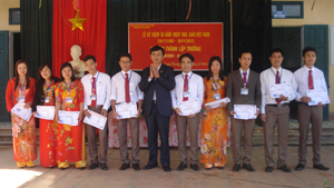 Lãnh đạo phòng GD&ĐT huyện tặng giấy khen cho các cá nhân có thành tích xuất sắc trong đợt thi đua chào mừng 30 năm ngày Nhà giáo Việt Nam.