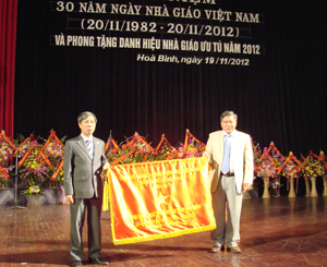 Đồng chí Hoàng Việt Cường, Bí thư Tỉnh uỷ trao cờ lưu niệm của Tỉnh ủy, HĐND, UBND, UBMTTQ tỉnh cho ngành GD&ĐT.