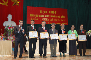 Lãnh đạo UBND huyện Đà Bắc trao giấy khen cho các hội viên có thành tích xuất sắc trong nhiệm kỳ qua.