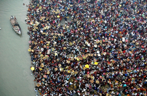 Hơn 100.000 người đổ ra sông Ganges để tham gia lễ cầu nguyện trong lễ hội Chath.
