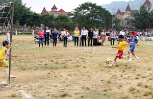 Trận đấu tranh giải nhất nhi đồng giữa 2 đội TH thị trấn Mai Châu và TH Mai Hạ.