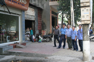 Lực lượng chức năng ra quân giải tỏa hành lang ATGT tại phường Đồng Tiến, TP. Hòa Bình.