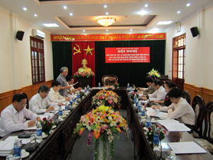 Các thành viên Đảng đoàn HĐND tỉnh đóng góp ý kiến vào báo cáo kiểm điểm của tập thể Đảng đoàn HĐND tỉnh.