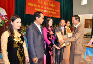 Lãnh đạo huyện Đà Bắc trao Bằng khen của UBND tỉnh cho các tập thể và cá nhân đã có thành tích trong công tác giáo dục - đào tạo.