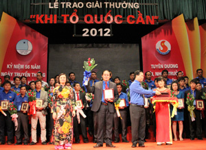 Anh Lê Văn Trung trong lễ trao giải “Khi Tổ quốc cần” năm 2012.