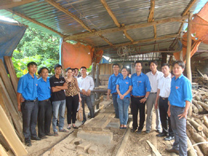 Cán bộ đoàn cơ sở trong tỉnh đến thăm quan, học hỏi kinh nghiệm tại CLB thanh niên giúp nhau phát triển kinh tế thôn Cố Thổ, xã Hoà Sơn (Lương Sơn).