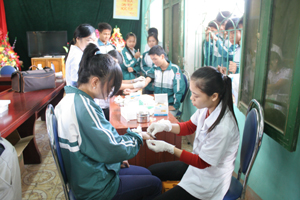 Các y, bác sỹ Bệnh viện Nhi Trung ương lấy máu xét nghiệm gen bệnh tan máu bẩm sinh cho học sinh trường THPT Kỳ Sơn.