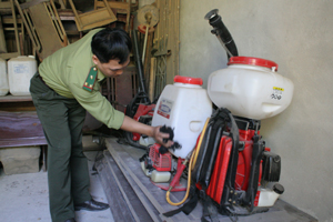Kiểm lâm TP Hòa Bình kiểm tra dụng cụ chữa cháy rừng.