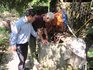 Hộ dân ở khu 5A, thị trấn Cao Phong sử dụng giếng đào, nguồn nước hạn chế vào mùa khô.