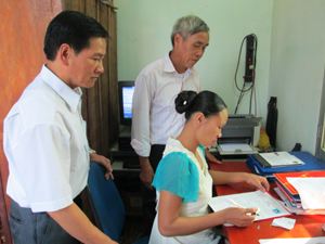 Lãnh đạo Đảng ủy xã Quý Hòa thường xuyên kiểm tra, giám  sát việc ghi chép thông tin về chất lượng của đảng viên mới được kết nạp.