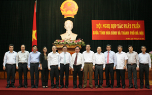Lãnh đạo tỉnh ta và thành phố Hà Nội tại hội nghị hợp tác và phát triển.