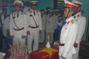 Hài cốt liệt sĩ Nguyễn Văn Thiệu được đưa về an táng tại nghĩa trang liệt sĩ phường Thịnh Lang (TPHB).