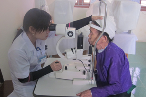 Bác sĩ Trung tâm Phòng - chống bệnh xã hội tỉnh kiểm tra mắt cho bệnh nhân trước khi vào phòng mổ.