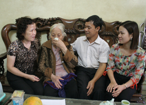 Gia đình ông Nguyễn Công Mạnh, tổ 23, phường Đồng Tiến (TPHB)  là một trong các hộ được biểu dương gia đình văn hóa tiêu biểu giai đoạn 2012 - 2017.