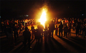 Cán bộ Tổng phụ trách Đội thành phố Hòa Bình và thành phố Hải Phòng thực hành thiết kế hoạt động đốt lửa trại truyền thống và tổ chức các trò chơi tập thể.