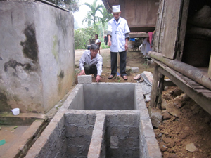 Với mức hỗ trợ 1 triệu đồng/hộ, nhân dân xã Thung Nai (Cao Phong) đã bỏ thêm ngày công, nguyên vật liệu xây dựng công trình nhà tiêu hợp vệ sinh.