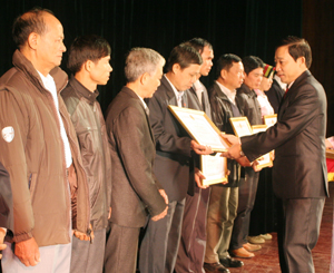 Đồng chí Bùi Văn Cửu, Phó Chủ tịch TT UBND tỉnh trao bằng khen của UBND tỉnh cho các gia đình văn hóa tiêu biểu, xuất sắc giai đoạn 2007- 2012.