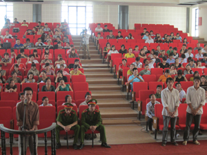 Đông đảo HSSV trường cao đẳng VHNT Tây Bắc và nhân dân phường Thịnh Lang (TPHB) đến dự phiên tòa xét xử lưu động do TAND thành phố Hòa Bình tổ chức.