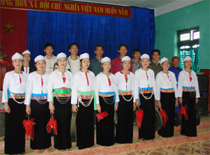 Đội văn nghệ xã Ngọc Sơn (huyện Lạc Sơn) thường dàn dựng, biểu diễn các tiết mục văn nghệ có âm hưởng dân ca Mường.