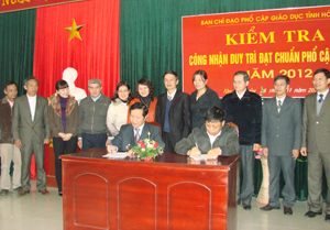 BCĐ PCGD tỉnh và huyện Tân Lạc ký biên bản công nhận việc hoàn thành tốt công tác PCGD năm 2012 trên địa bàn huyện.