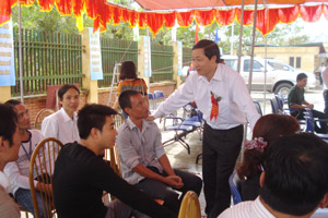 Đồng chí Bùi Văn Cửu, Phó Chủ tịch TT UBND tỉnh hỏi thăm, động viên những người đang điều trị tại cơ sở methadone TPHB.