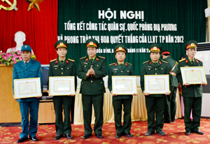 Thiếu tướng Bùi Đình Phái, Chỉ huy trưởng Bộ CHQS tỉnh tặng giấy khen cho các cá nhân có thành tích trong công tác QP - QSĐP năm 2012.         
  
