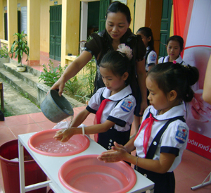 Học sinh trường tiểu học xã Tu Lý (Đà Bắc) thực hiện hành vi rửa tay với xà phòng để phòng bệnh.