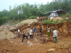 Công trình nước sạch tại xóm Nghẹ, xã Vạn Mai (Mai Châu) đang được khởi công sau thời gian ngừng thi công do điều chỉnh quy hoạch.