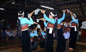 Khác du lịch đến với Mai Châu được vui cùng những vòng xòe của các thiếu nữ Thái.