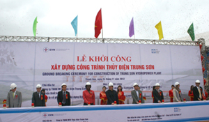 Phó Thủ tướng Chính phủ Hoàng Trung Hải và các đaị biểu tham gia lễ khởi công thuỷ điện Trung Sơn, huyện Quan Hoá (Thanh Hoá).


